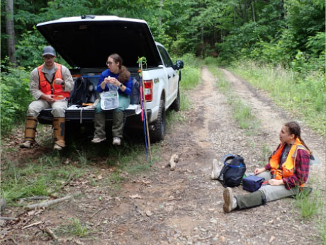 students on car eating lunch 