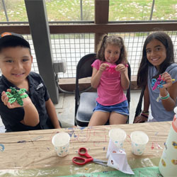 campers making bead key chains