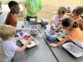 campers making tie-dye shirts