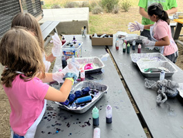 campers making tie-dye shirts