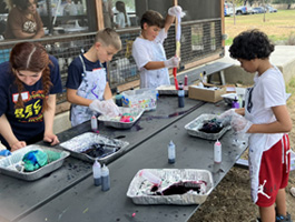 campers making tie-dye shirts