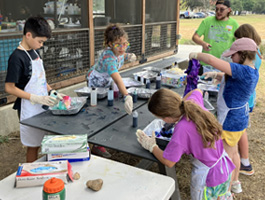 campers making tie-dye shirts