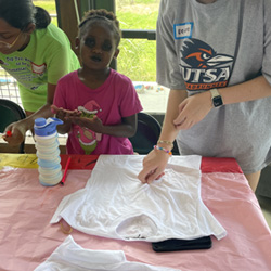 campers making tie-dye shirts