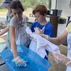 campers making tie-dye shirts