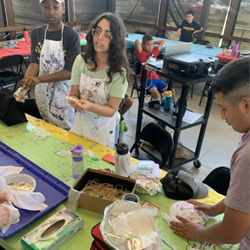 campers making tie-dye shirts