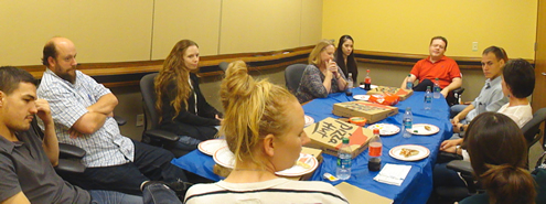 students eating pizza