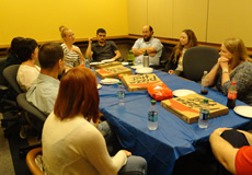 students eating pizza