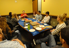 students eating pizza